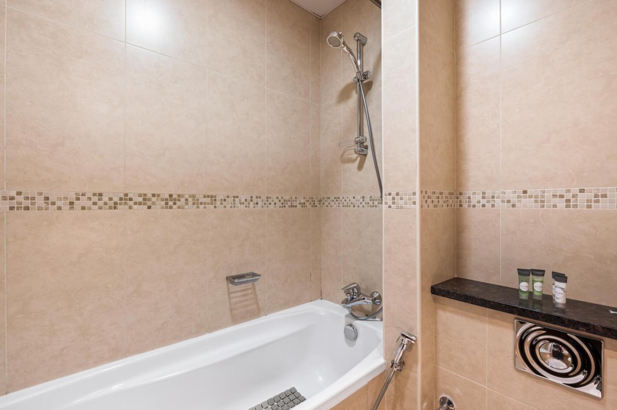 Upscale Studio Full Lake View In Goldcrest View Tower دبي المظهر الخارجي الصورة